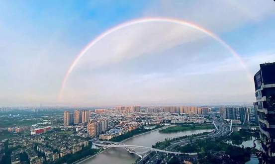 蓝天白云重现成都上空，大气污染防治工作成效显著